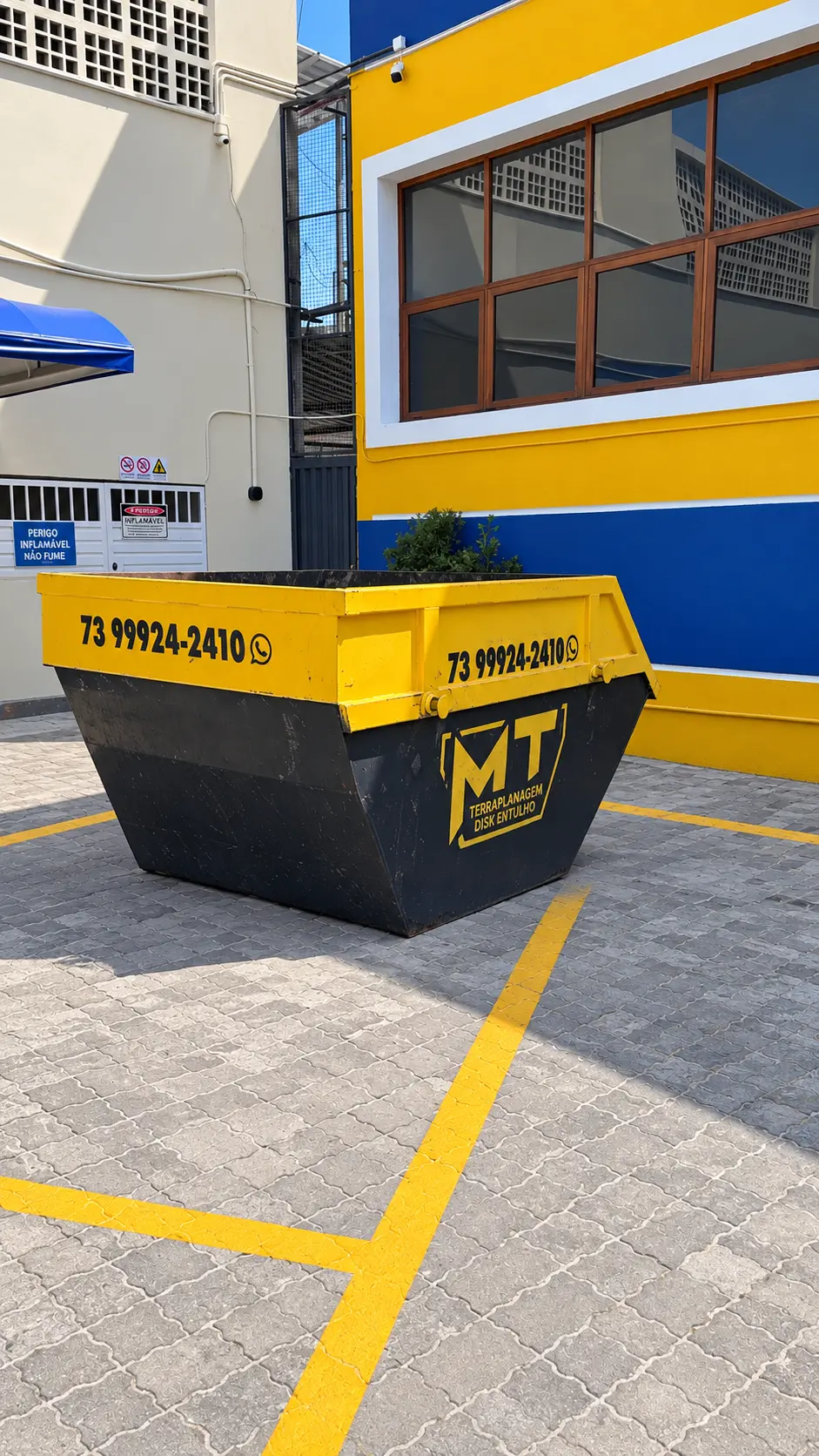 Caçamba estacionária amarela da MT Terraplanagem