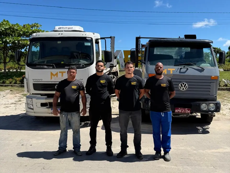 Equipe da MT Terraplanagem em frente aos caminhões da empresa