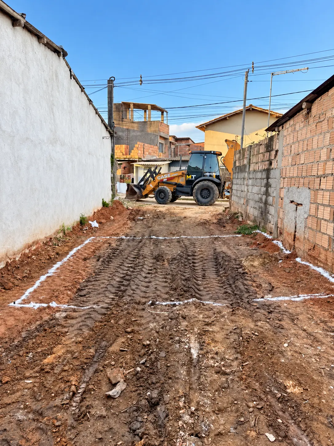 Retroescavadeira MT em serviço de preparação de terreno